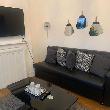 L A Place Croydon, London Villa Norwood Bagian luar foto