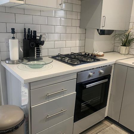 L A Place Croydon, London Villa Norwood Bagian luar foto