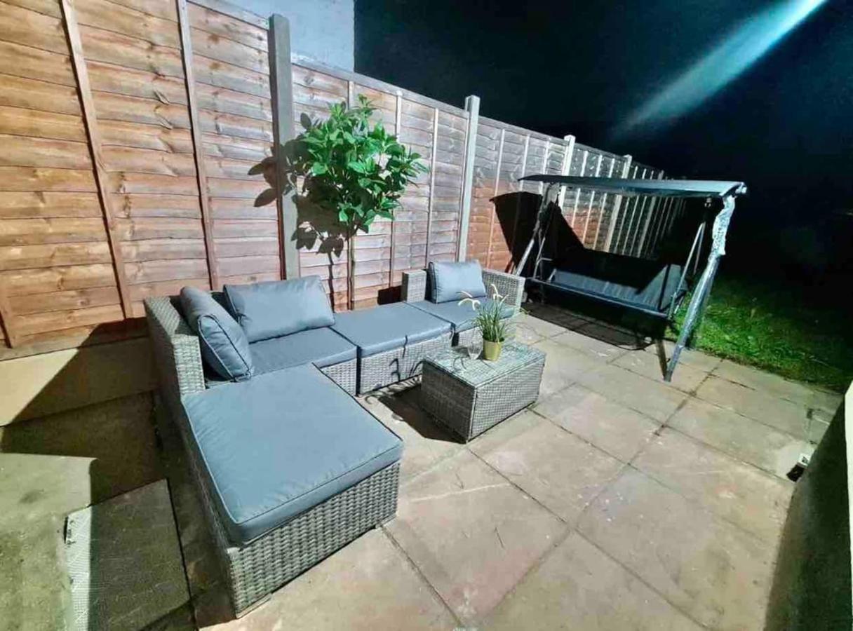 L A Place Croydon, London Villa Norwood Bagian luar foto