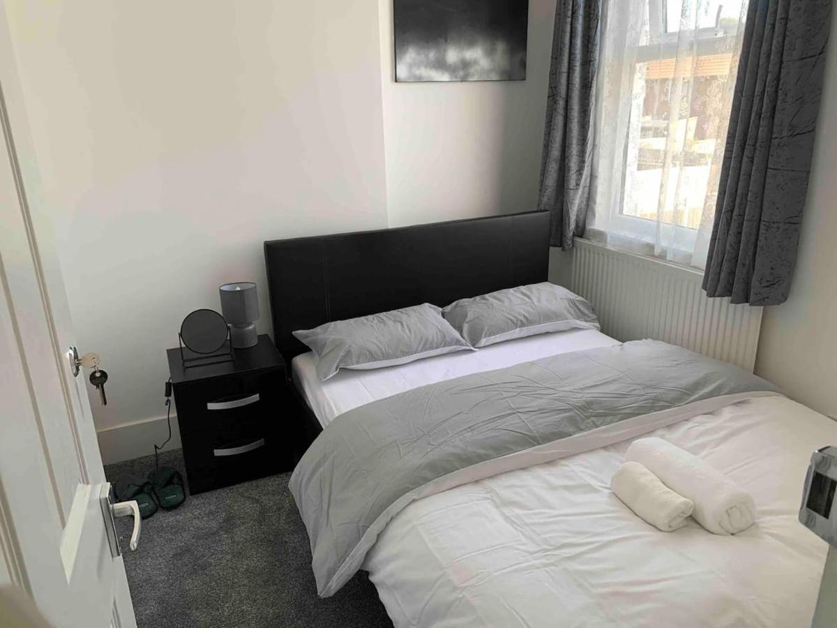 L A Place Croydon, London Villa Norwood Bagian luar foto