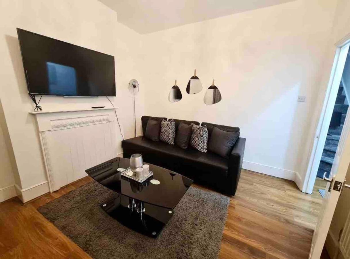 L A Place Croydon, London Villa Norwood Bagian luar foto