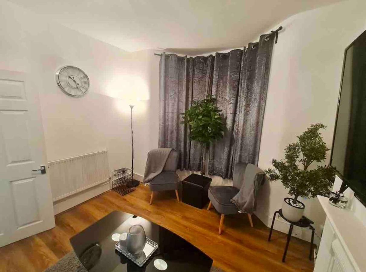 L A Place Croydon, London Villa Norwood Bagian luar foto