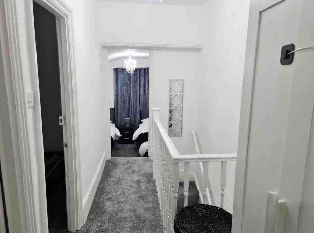 L A Place Croydon, London Villa Norwood Bagian luar foto