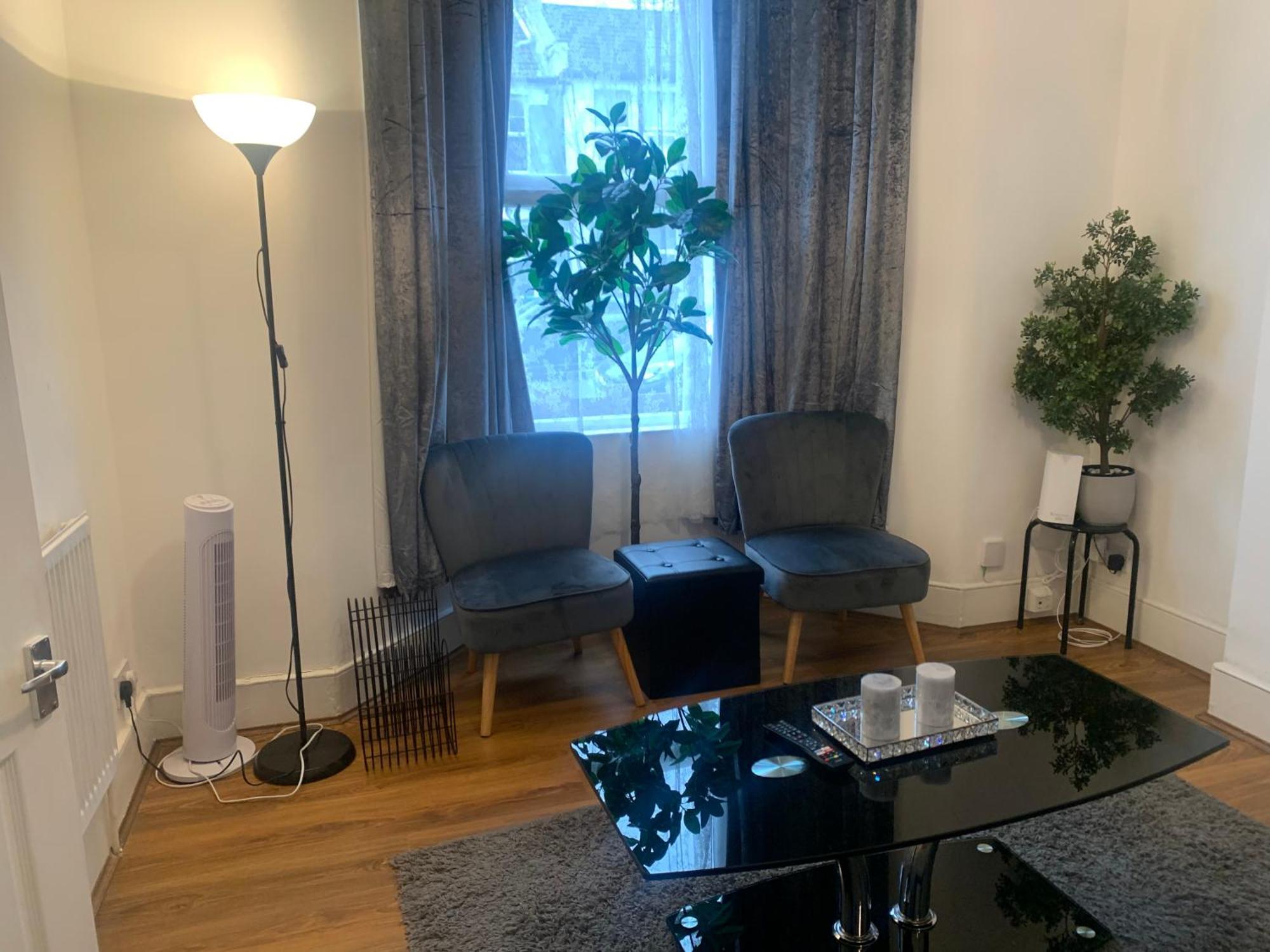 L A Place Croydon, London Villa Norwood Bagian luar foto