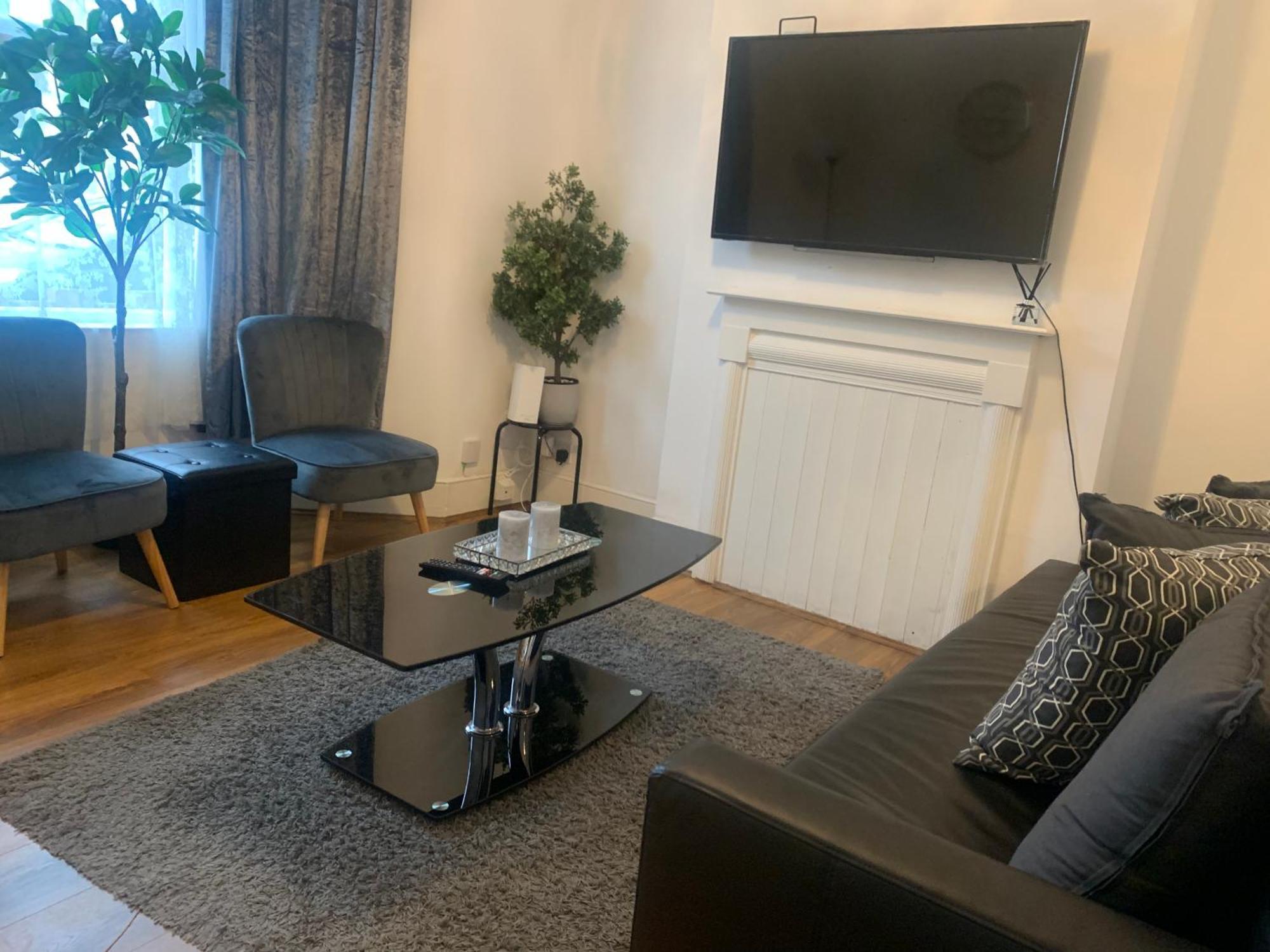 L A Place Croydon, London Villa Norwood Bagian luar foto