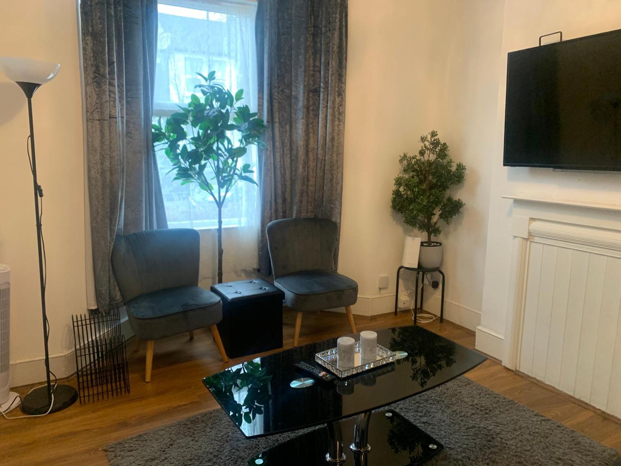 L A Place Croydon, London Villa Norwood Bagian luar foto