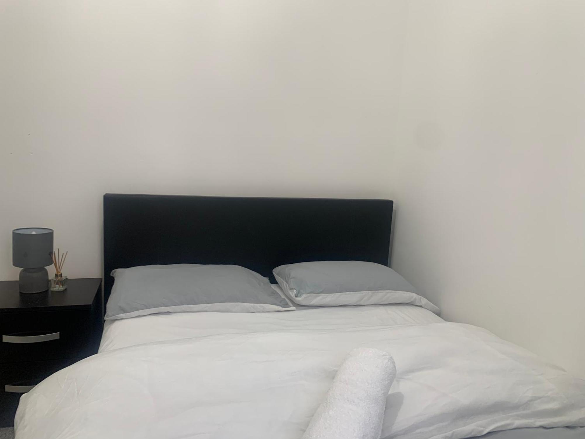 L A Place Croydon, London Villa Norwood Bagian luar foto