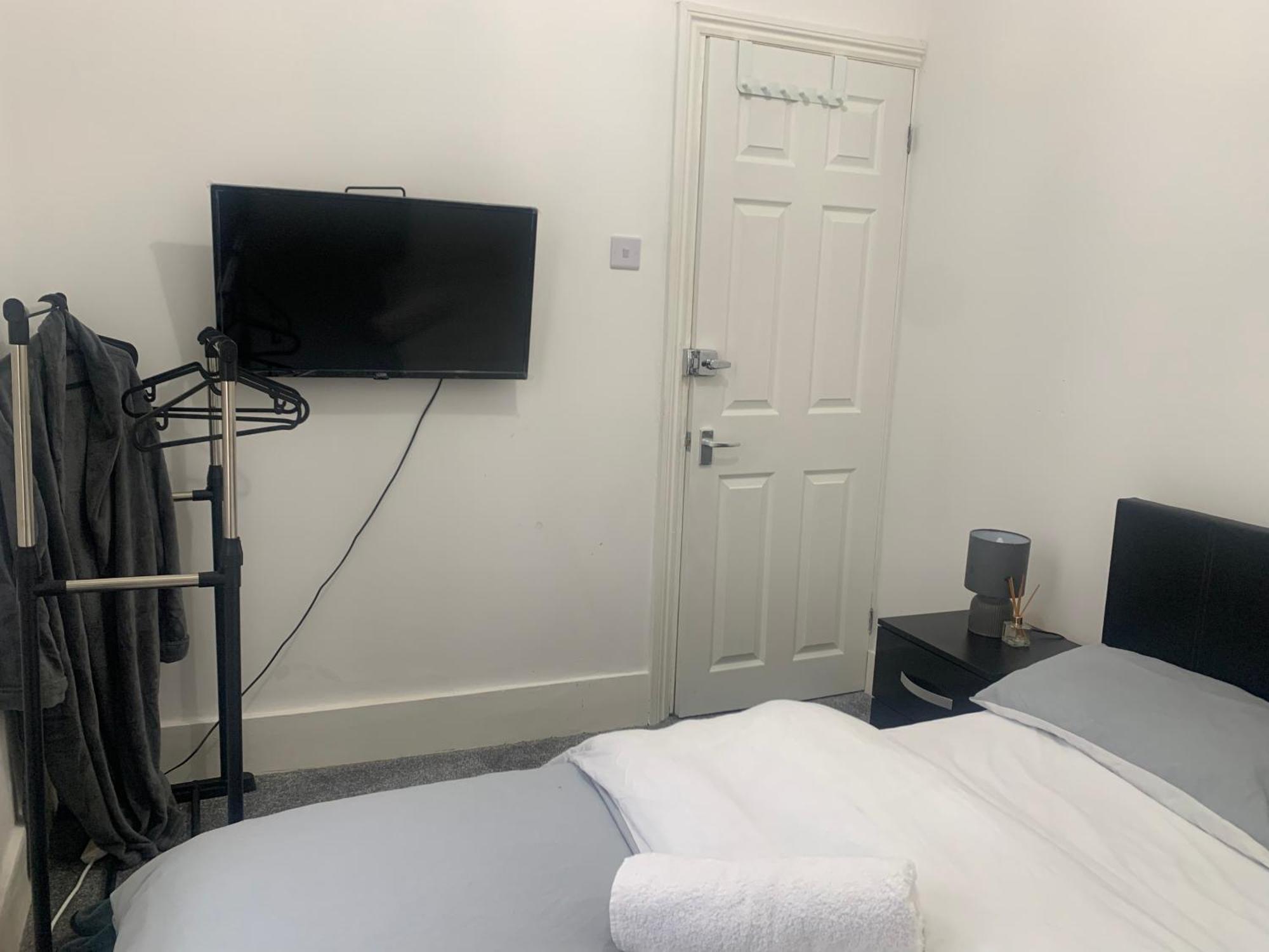 L A Place Croydon, London Villa Norwood Bagian luar foto