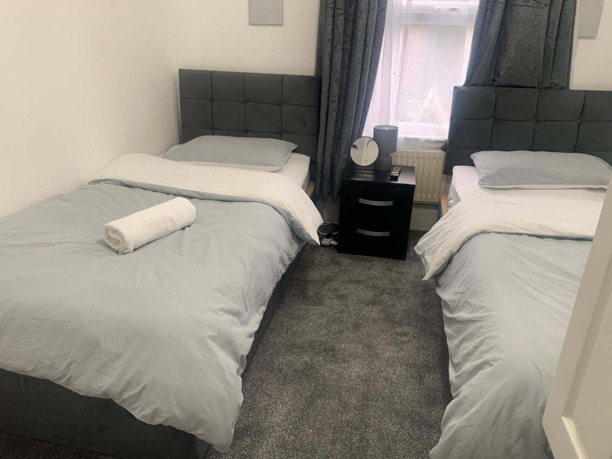 L A Place Croydon, London Villa Norwood Bagian luar foto